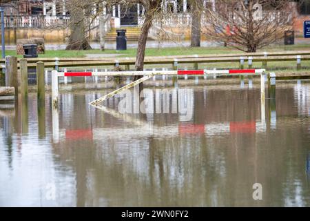 Wallingford, Oxfordshire, Großbritannien. Februar 2024. Der Parkplatz am Riverside in Wallingford bleibt unter Wasser. Die Themse in Wallingford, Oxfordshire, ist wieder über die Ufer geplatzt. Für die Themse, einschließlich Wallingford, gibt es weiterhin einen Hochwasseralarm. Quelle: Maureen McLean/Alamy Live News Stockfoto