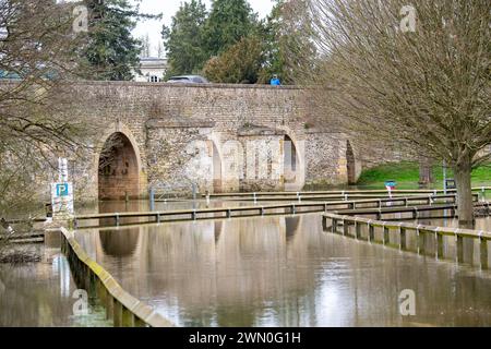 Wallingford, Oxfordshire, Großbritannien. Februar 2024. Der Parkplatz am Riverside in Wallingford bleibt unter Wasser. Die Themse in Wallingford, Oxfordshire, ist wieder über die Ufer geplatzt. Für die Themse, einschließlich Wallingford, gibt es weiterhin einen Hochwasseralarm. Quelle: Maureen McLean/Alamy Live News Stockfoto