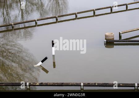 Wallingford, Oxfordshire, Großbritannien. Februar 2024. Der Parkplatz am Riverside in Wallingford bleibt unter Wasser. Die Themse in Wallingford, Oxfordshire, ist wieder über die Ufer geplatzt. Für die Themse, einschließlich Wallingford, gibt es weiterhin einen Hochwasseralarm. Quelle: Maureen McLean/Alamy Live News Stockfoto