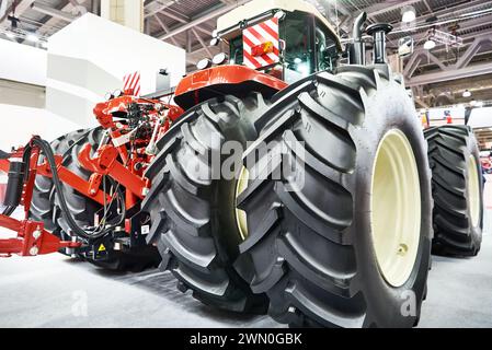 Landwirtschaftlicher Traktor mit Allradantrieb auf der Ausstellung Stockfoto