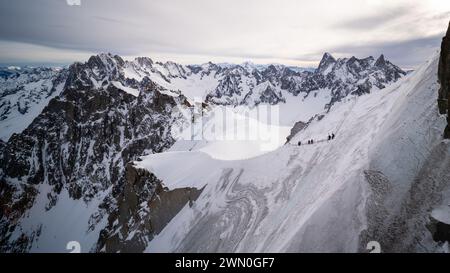 Im Mont Blanc-Massiv: Panoramablick von der Aguille du Midi (Chamonix, Frankreich) mit einer Gruppe von Skifahrern. Stockfoto
