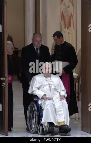 Vatikanstadt, Vatikan, 28. Februar 2024. Papst Franziskus während seiner wöchentlichen Generalaudienz im Saal Paul VI. Im Vatikan. v Stockfoto