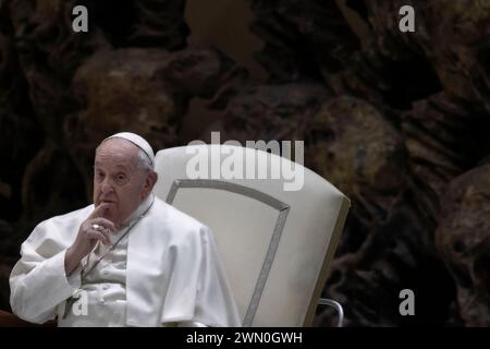 Vatikanstadt, Vatikan, 28. Februar 2024. Papst Franziskus während seiner wöchentlichen Generalaudienz im Saal Paul VI. Im Vatikan. Maria Grazia Picciarella/Alamy Live News Stockfoto