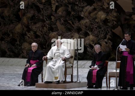 Vatikanstadt, Vatikan, 28. Februar 2024. Papst Franziskus während seiner wöchentlichen Generalaudienz im Saal Paul VI. Im Vatikan. Maria Grazia Picciarella/Alamy Live News Stockfoto