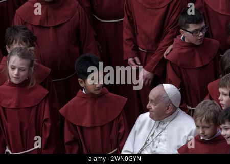 Vatikanstadt, Vatikan, 28. Februar 2024. Papst Franziskus während seiner wöchentlichen Generalaudienz im Saal Paul VI. Im Vatikan. v Stockfoto