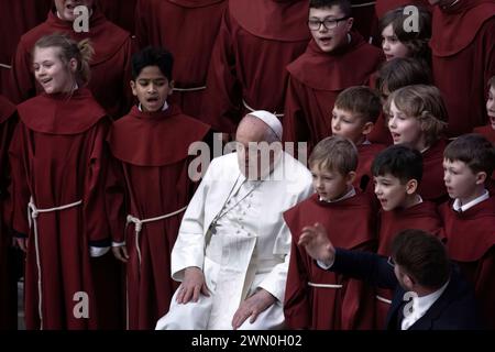 Vatikanstadt, Vatikan, 28. Februar 2024. Papst Franziskus während seiner wöchentlichen Generalaudienz im Saal Paul VI. Im Vatikan. v Stockfoto