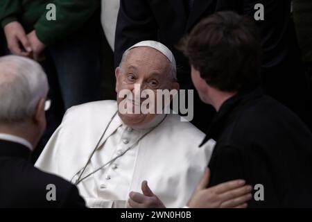 Vatikanstadt, Vatikan, 28. Februar 2024. Papst Franziskus während seiner wöchentlichen Generalaudienz im Saal Paul VI. Im Vatikan. Maria Grazia Picciarella/Alamy Live News Stockfoto