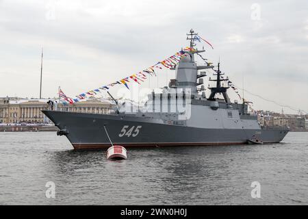 Sankt Petersburg, Russland - 28. Juli 2017: Kriegsschiff 545 steht an der Newa. Steregushchy Klasse Corvette Stockfoto