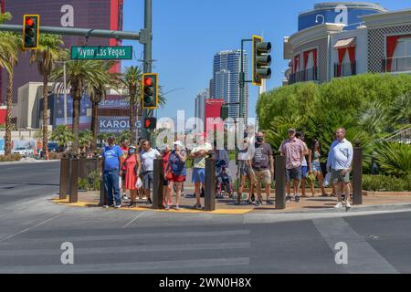 Nevada USA 5. September 2021 Eine Gruppe von Touristen wartet auf das Signal zur Überquerung der geschäftigen Kreuzung Wynn mit dem Las Vegas Boulevard Stockfoto