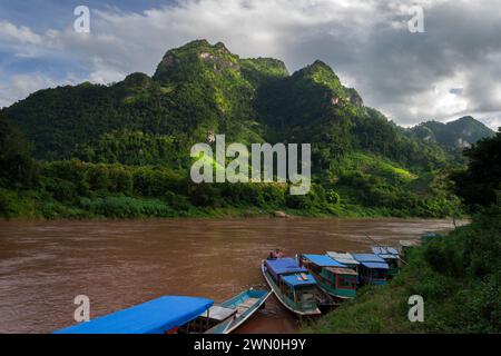 Boote, die auf dem Fluss Nam Ou in Muang Ngoi im Norden Laos in Südostasien vor Anker gebracht wurden Stockfoto