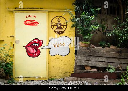 Fassade eines geschlossenen Banh Mi Restaurants in Hanoi's Train Street, Vietnam Stockfoto