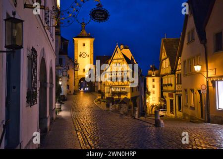 Deutschland, Bayern, Rothenburg ob der Tauber - 28. Juli 2023: Nachtszene in der mittelalterlichen Stadt. Stockfoto