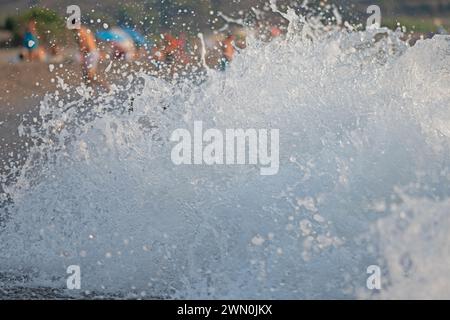 Nahaufnahme der Wellen am Strand. Stockfoto