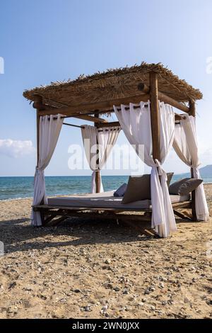 Kreta am Strand mit Liege, typischem Sonnendach und Meer Stockfoto