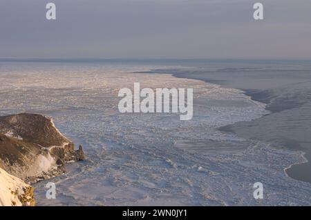 Winter seltsame große offene Blei im märz mit Blick auf den arktischen Ozean von Cape Thompson 26 Meilen südlich von Point Hope Chukchi Sea Arctic Alaska Stockfoto