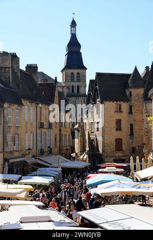 Place de la Liberté Markt in der Altstadt von Sarlat, Hauptstadt von Périgord Noir. Essen, Handel, architektonisches Erbe, Tourismus. Sarlat-la-Canéda, Pér Stockfoto