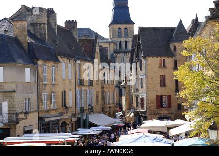 Place de la Liberté Markt in der Altstadt von Sarlat, Hauptstadt von Périgord Noir. Essen, Handel, architektonisches Erbe, Tourismus. Sarlat-la-Canéda, Pér Stockfoto