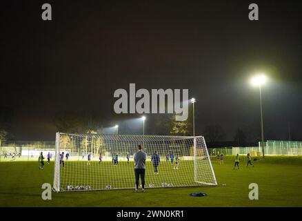 Norderstedt, Deutschland. Februar 2024. Die Spieler trainieren in der Sportanlage Paul Hauenschild des Hamburger SV. Nach dem Aufstieg in die zweite Liga schafften die Frauenfußballer des Hamburger SV es in die erste Liga. Der Verein hat nun die Chance, Hamburg wieder als Frauenfußballstadt zu etablieren. Hinweis: Marcus Brandt/dpa - WICHTIGER HINWEIS: Gemäß den Vorschriften der DFL Deutschen Fußball-Liga und des DFB Deutschen Fußball-Bundes ist es verboten, im Stadion und/oder vom Spiel aufgenommene Fotografien in den/dpa/Alamy Live News zu verwenden oder zu verwenden Stockfoto