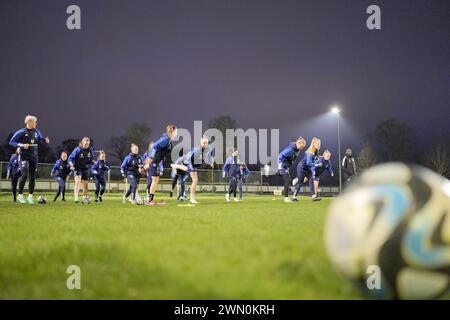 Norderstedt, Deutschland. Februar 2024. Die Spieler trainieren in der Sportanlage Paul Hauenschild des Hamburger SV. Nach dem Aufstieg in die zweite Liga schafften die Frauenfußballer des Hamburger SV es in die erste Liga. Der Verein hat nun die Chance, Hamburg wieder als Frauenfußballstadt zu etablieren. Hinweis: Marcus Brandt/dpa - WICHTIGER HINWEIS: Gemäß den Vorschriften der DFL Deutschen Fußball-Liga und des DFB Deutschen Fußball-Bundes ist es verboten, im Stadion und/oder vom Spiel aufgenommene Fotografien in den/dpa/Alamy Live News zu verwenden oder zu verwenden Stockfoto