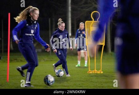 Norderstedt, Deutschland. Februar 2024. Sarah Stöckmann, Spielerin und Kapitänin des Hamburger SV, trainiert in der Sportanlage Paul Hauenschild des Hamburger SV. Nach dem Aufstieg in die zweite Liga schaffte es die Frauenfußballmannschaft des Hamburger SV bis in die erste Liga. Der Verein hat nun die Chance, Hamburg wieder als Frauenfußballstadt zu etablieren. Hinweis: Marcus Brandt/dpa - WICHTIGER HINWEIS: Gemäß den Vorschriften der DFL Deutschen Fußball-Liga und des DFB Deutschen Fußball-Bundes ist die Nutzung oder Nutzung von Fotos t/dpa/Alamy Live News verboten Stockfoto