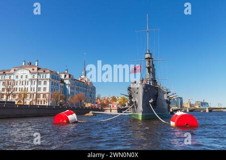 St-Petersburg, Russland – 21. Mai 2022: Aurora ist ein russischer geschützter Kreuzer, der heute als Museumsschiff erhalten ist. Besucher sind auf dem oberen Deck Stockfoto