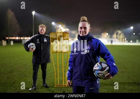 Norderstedt, Deutschland. Februar 2024. Sarah Stöckmann, Spielerin und Kapitän sowie Cheftrainer Marwin Bolz stehen auf der Sportanlage Paul Hauenschild des Hamburger SV. Nach dem Aufstieg in die zweite Liga schaffte es die Frauenfußballmannschaft des Hamburger SV bis in die erste Liga. Der Verein hat nun die Chance, Hamburg wieder als Frauenfußballstadt zu etablieren. Hinweis: Marcus Brandt/dpa - WICHTIGER HINWEIS: Gemäß den Vorschriften der DFL Deutschen Fußball-Liga und des DFB Deutschen Fußball-Bundes ist die Nutzung bzw. Nutzung von Photogra/dpa/Alamy Live News verboten Stockfoto