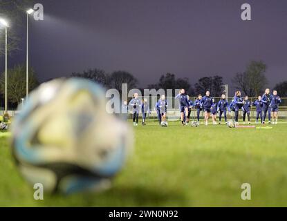 Norderstedt, Deutschland. Februar 2024. Die Spieler trainieren in der Sportanlage Paul Hauenschild des Hamburger SV. Nach dem Aufstieg in die zweite Liga schafften die Frauenfußballer des Hamburger SV es in die erste Liga. Der Verein hat nun die Chance, Hamburg wieder als Frauenfußballstadt zu etablieren. Hinweis: Marcus Brandt/dpa - WICHTIGER HINWEIS: Gemäß den Vorschriften der DFL Deutschen Fußball-Liga und des DFB Deutschen Fußball-Bundes ist es verboten, im Stadion und/oder vom Spiel aufgenommene Fotografien in den/dpa/Alamy Live News zu verwenden oder zu verwenden Stockfoto