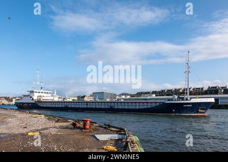 27. Februar 2024. Buckie Harbour, Buckie, Moray, Schottland. Das ist die MV Victress, die vom Buckie Harbour aus mit über 2.000 Tonnen Se beladen wird Stockfoto