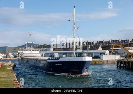 27. Februar 2024. Buckie Harbour, Buckie, Moray, Schottland. Das ist die MV Victress, die vom Buckie Harbour aus mit über 2.000 Tonnen Se beladen wird Stockfoto