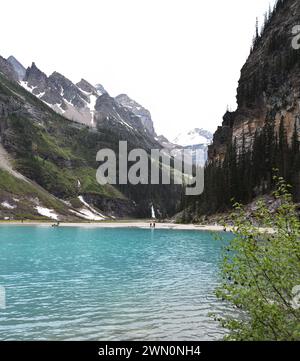 Das Bild zeigt das Wasser, das von den Rocky Mountains in Alberta, Kanada in den Lake Louise fließt. Stockfoto