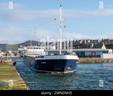 27. Februar 2024. Buckie Harbour, Buckie, Moray, Schottland. Das ist die MV Victress, die vom Buckie Harbour aus mit über 2.000 Tonnen Se beladen wird Stockfoto