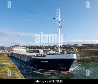 27. Februar 2024. Buckie Harbour, Buckie, Moray, Schottland. Das ist die MV Victress, die vom Buckie Harbour aus mit über 2.000 Tonnen Se beladen wird Stockfoto