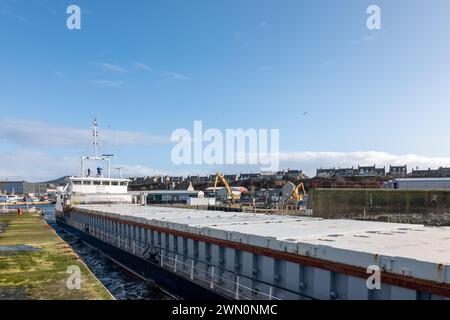 27. Februar 2024. Buckie Harbour, Buckie, Moray, Schottland. Das ist die MV Victress, die vom Buckie Harbour aus mit über 2.000 Tonnen Se beladen wird Stockfoto