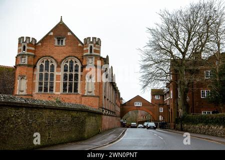 Marlborough College Gebäude privates Internat und Tagesschule mit Torbogen gegenüber der Straße und Verkehr fließt unter Wiltshire UK Stockfoto