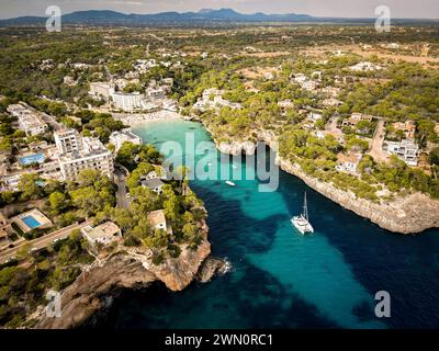 Panoramaaufnahme mit Drohne von oben über der Bucht von Cala Santanyi auf Mallorca, Spanien Stockfoto