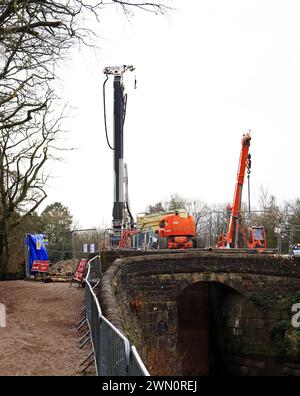 Blick auf den Schleppweg zu den schweren Maschinen auf Schleuse 7 des Peak Forest Kanals, während Reparaturen an der Schleuse mit dem Marple-Schleusenflug beginnen Stockfoto