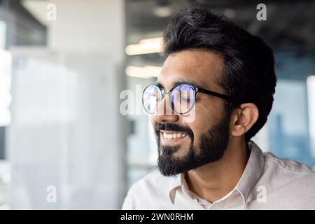 Nahaufnahme eines zufriedenen und glücklichen jungen indianers in Brille und Hemd, geschlossenen Augen und entspannten Tagträumen. Stockfoto