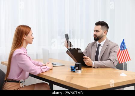 Einwanderung in die Vereinigten Staaten. Frau, die ein Interview mit Botschaftsangestellter im Amt hat Stockfoto