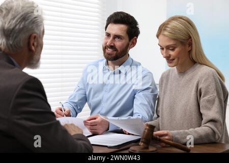 Ein Paar trifft sich mit einem Anwalt im Amt Stockfoto