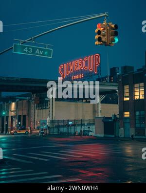 Silvercup Studios Neonschild bei Nacht in Long Island City, Queens, New York Stockfoto