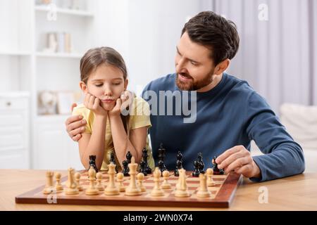 Vater bringt seiner Tochter Schach bei Stockfoto