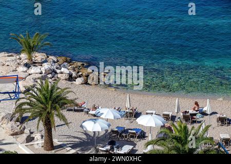 Dubrovnik, Kroatien, Oktober 07, 2022 Makarska, Kroatien, 3. August 2020 Touristen genießen ihren Sommerurlaub in Kroatien, sonnen sich und schwimmen im Meer, Sonnenbaden Stockfoto