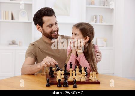 Vater bringt seiner Tochter Schach bei Stockfoto