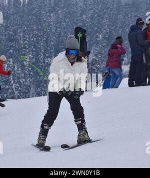 Gulmarg, Indien. Februar 2024. 28. Februar 2024, Gulmarg, Indien: Ein Tourist genießt das Skifahren in einem Skicamp nach starkem Schneefall, der Touristen zu den Skicamps anzog, nachdem diese Camps betroffen waren, weil es in einigen Tagen im Gulmarg-Bezirk Baramulla keinen Schnee gab. Am 28. Februar 2024 in Gulmarg, Indien (Photoby Umer Qadir/ Eyepix Group Credit: SIPA USA/Alamy Live News) Stockfoto