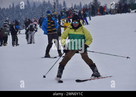 Gulmarg, Indien. Februar 2024. 28. Februar 2024, Gulmarg, Indien: Ein Tourist genießt das Skifahren in einem Skicamp nach starkem Schneefall, der Touristen zu den Skicamps anzog, nachdem diese Camps betroffen waren, weil es in einigen Tagen im Gulmarg-Bezirk Baramulla keinen Schnee gab. Am 28. Februar 2024 in Gulmarg, Indien (Photoby Umer Qadir/ Eyepix Group Credit: SIPA USA/Alamy Live News) Stockfoto