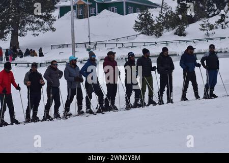 Gulmarg, Indien. Februar 2024. 28. Februar 2024, Gulmarg, Indien: Eine Gruppe von Menschen bereitet sich auf den Skibeginn in einem Skicamp vor, nachdem es zu starken Schneefällen kam, die Touristen zu den Skicamps anzogen, nachdem diese Camps betroffen waren, weil es in der Gegend von Gulmarg in Baramulla mehrere Tage keinen Schnee gab. Am 28. Februar 2024 in Gulmarg, Indien (Photoby Umer Qadir/ Eyepix Group Credit: SIPA USA/Alamy Live News) Stockfoto