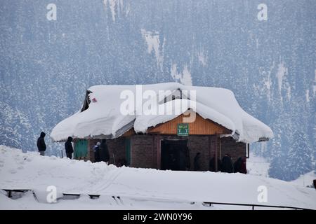 Gulmarg, Indien. Februar 2024. 28. Februar 2024, Gulmarg, Indien: Detail ein Skicamp nach starkem Schneefall, das Touristen zu den Skicamps anzog, nachdem diese Camps betroffen waren, weil es in einigen Tagen keinen Schnee im Gulmarg-Bezirk Baramulla gab. Am 28. Februar 2024 in Gulmarg, Indien (Photoby Umer Qadir/ Eyepix Group Credit: SIPA USA/Alamy Live News) Stockfoto