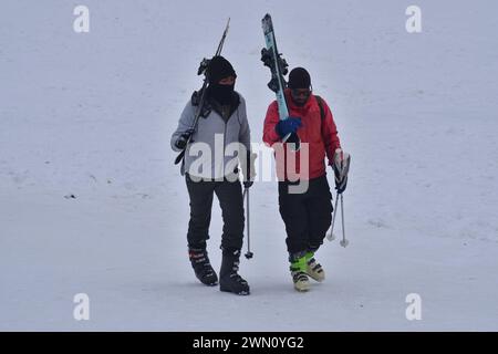 Gulmarg, Indien. Februar 2024. Ein Tourist genießt das Snowboarden in einem Skicamp nach starkem Schneefall, der Touristen zu den Skicamps anzog, nachdem diese Campingplätze betroffen waren, weil es in einigen Tagen keinen Schnee im Gulmarg-Bezirk von Baramulla gab. Am 28. Februar 2024 in Gulmarg, Indien (Photoby Umer Qadir/ Eyepix Group (Kreditbild: © Umer Qadir/eyepix via ZUMA Press Wire) NUR REDAKTIONELLE VERWENDUNG! Nicht für kommerzielle ZWECKE! Stockfoto