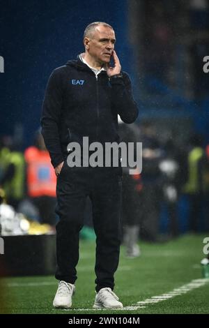 Reggio Emilia, Italien. Februar 2024. Foto Massimo Paolone/LaPresse 28. Februar 2024 - Reggio Emilia, Italia - Sport, calcio - Sassuolo vs Napoli - Campionato italiano di calcio Serie A TIM 2023/2024 - Stadio Mapei Città del Tricolore. Nella Foto: Francesco Calzona (SSC Napoli) osserva 28. Februar 2024 Reggio Emilia, Italien - Sport, calcio - Sassuolo vs Napoli - italienische Fußballmeisterschaft der Serie A 2023/2024 - Mapei Stadium. Im Bild: Francesco Calzona (SSC Napoli) sieht auf Credit: LaPresse/Alamy Live News Stockfoto