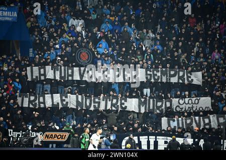 Reggio Emilia, Italien. Februar 2024. Foto Massimo Paolone/LaPresse 28. Februar 2024 - Reggio Emilia, Italia - Sport, calcio - Sassuolo vs Napoli - Campionato italiano di calcio Serie A TIM 2023/2024 - Stadio Mapei Città del Tricolore. Nella foto: i tifosi del Napoli mostrano uno striscione 28. Februar 2024 Reggio Emilia, Italien - Sport, calcio - Sassuolo vs Napoli - italienische Fußballmeisterschaft der Serie A 2023/2024 - Mapei Stadium. Im Bild zeigen die Fans von Neapel ein Banner Credit: LaPresse/Alamy Live News Stockfoto